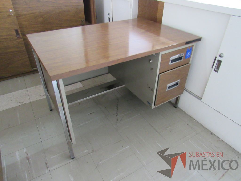 Lote 045 - Escritorio con 4 patas metálicas, 2 cajones y cubierta tipo madera color café