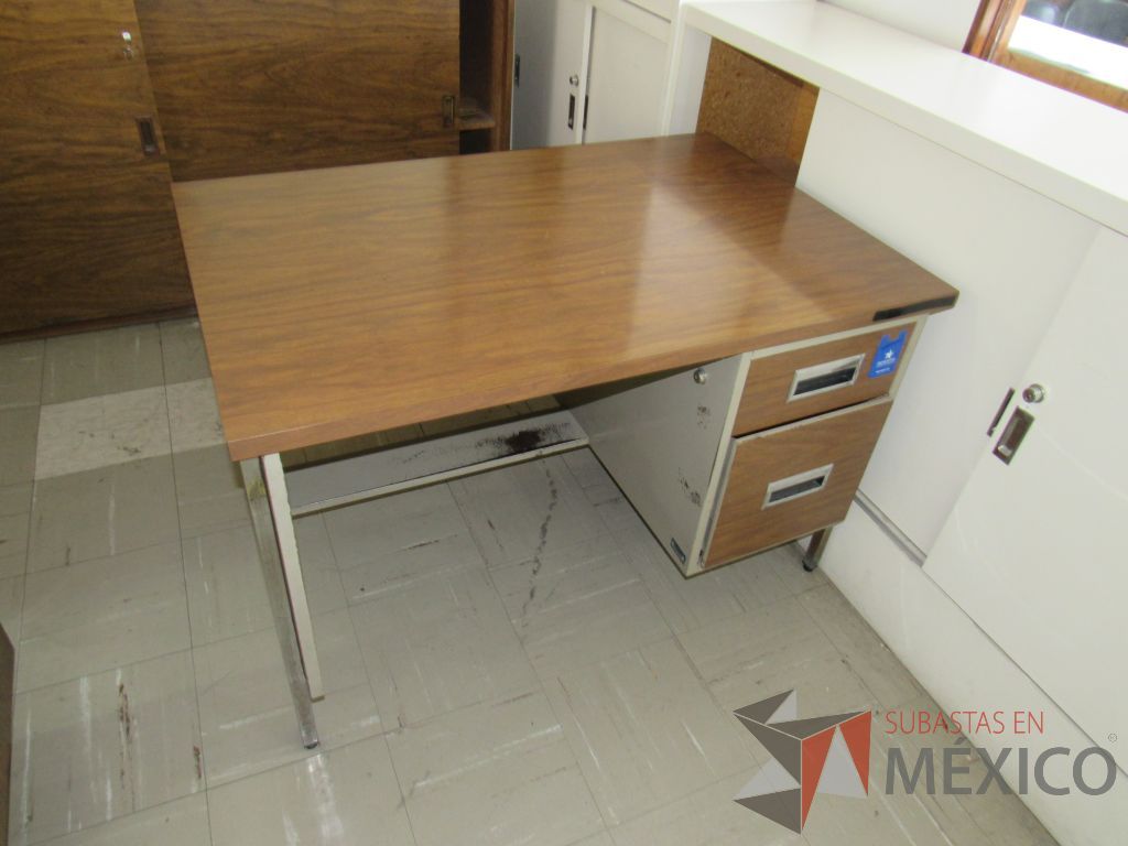 Lote 045 - Escritorio con 4 patas metálicas, 2 cajones y cubierta tipo madera color café - Imagen 4