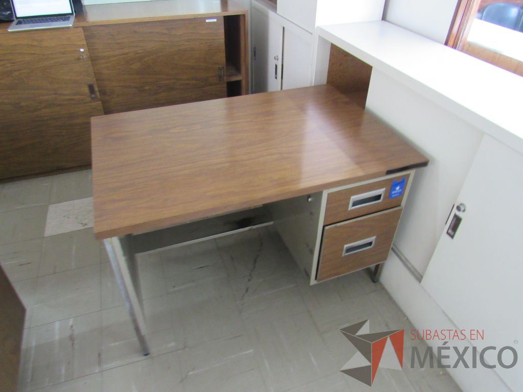 Lote 045 - Escritorio con 4 patas metálicas, 2 cajones y cubierta tipo madera color café - Imagen 6