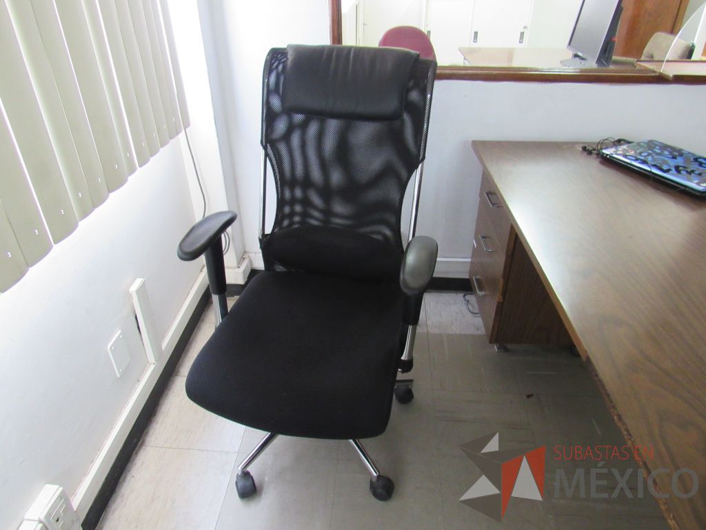 Lote 047 - Silla ejecutiva con ruedas, asiento en tela y respaldo en malla color negro - Imagen 2