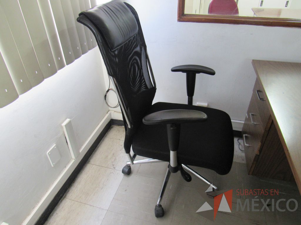 Lote 047 - Silla ejecutiva con ruedas, asiento en tela y respaldo en malla color negro - Imagen 3