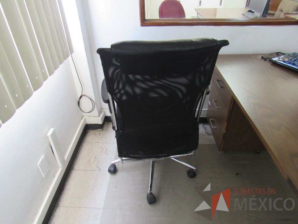 Lote 047 - Silla ejecutiva con ruedas, asiento en tela y respaldo en malla color negro - Imagen 4