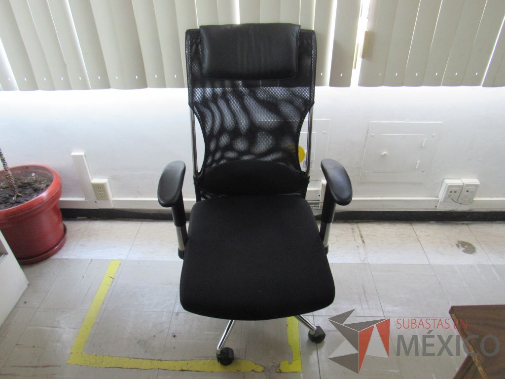 Lote 047 - Silla ejecutiva con ruedas, asiento en tela y respaldo en malla color negro