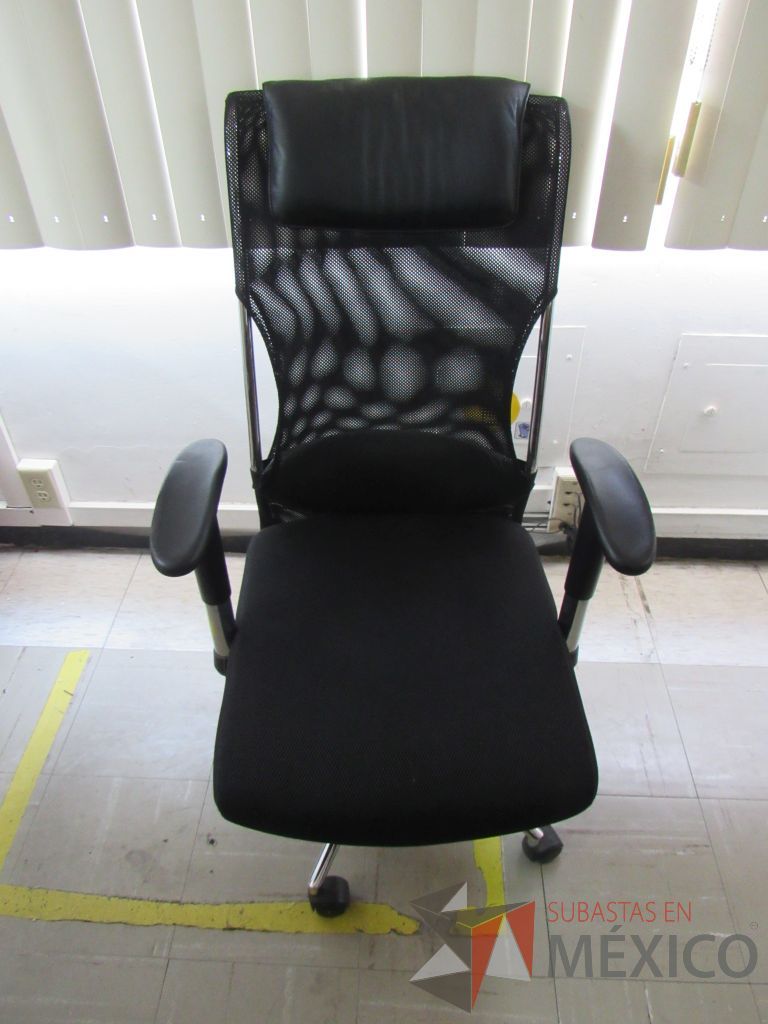Lote 047 - Silla ejecutiva con ruedas, asiento en tela y respaldo en malla color negro - Imagen 5