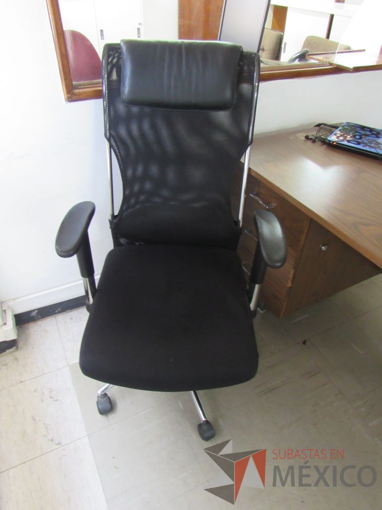 Lote 047 - Silla ejecutiva con ruedas, asiento en tela y respaldo en malla color negro - Imagen 6