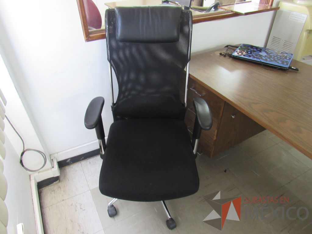 Lote 047 - Silla ejecutiva con ruedas, asiento en tela y respaldo en malla color negro - Imagen 7