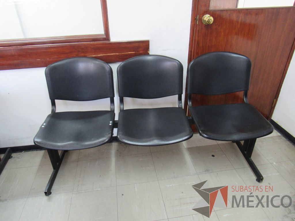 Lote 054 - Banca de espera de 3 plazas con base metálica color negro - Imagen 2