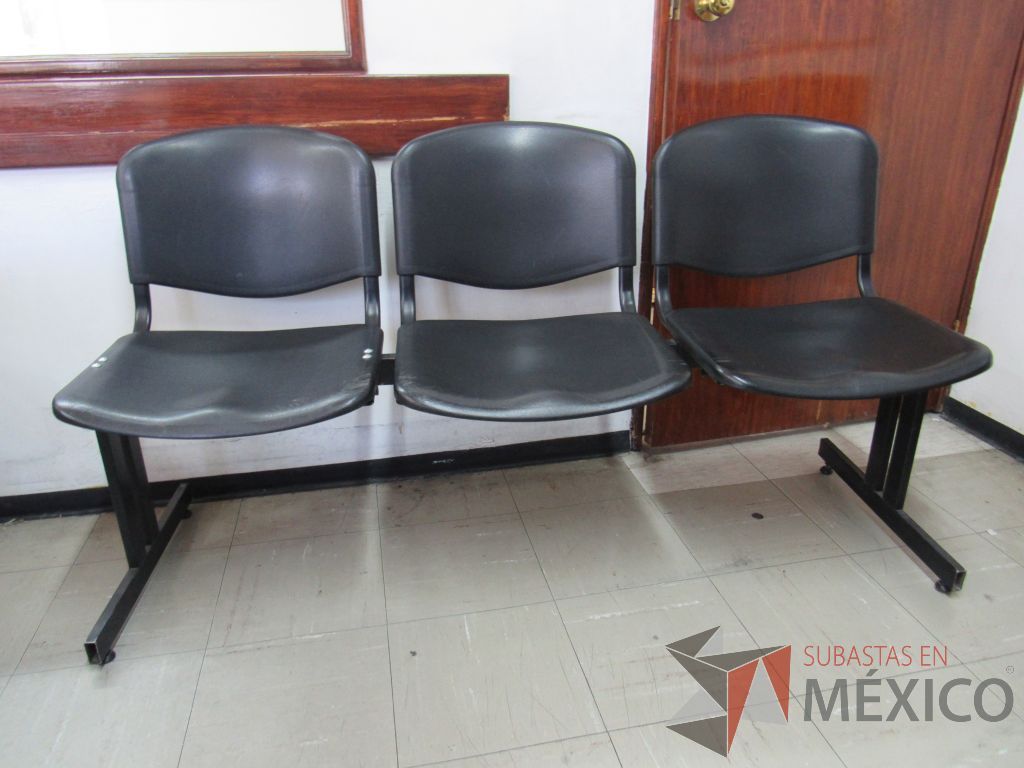 Lote 054 - Banca de espera de 3 plazas con base metálica color negro - Imagen 3