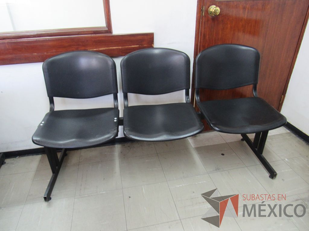Lote 054 - Banca de espera de 3 plazas con base metálica color negro - Imagen 4