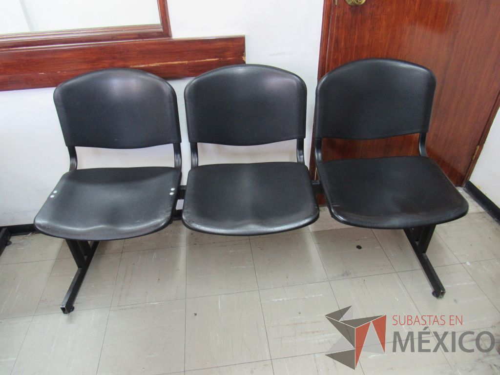 Lote 054 - Banca de espera de 3 plazas con base metálica color negro