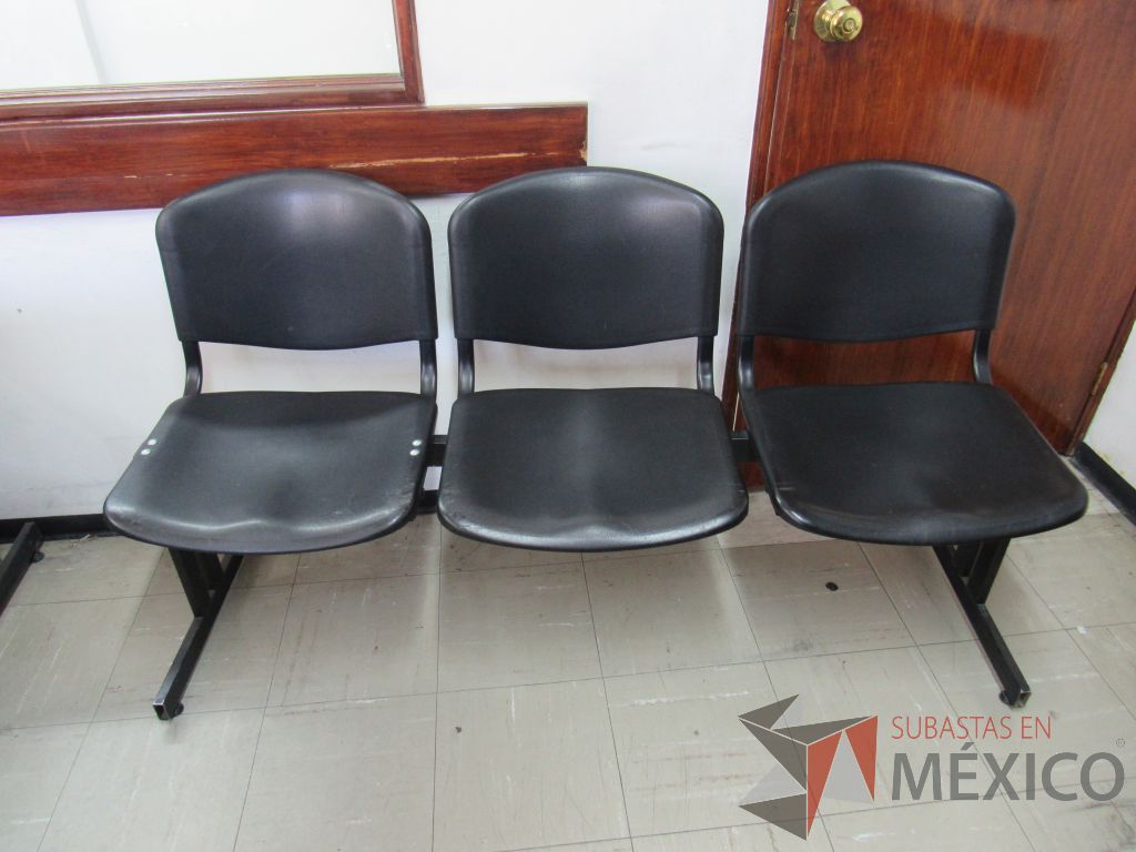 Lote 054 - Banca de espera de 3 plazas con base metálica color negro - Imagen 5