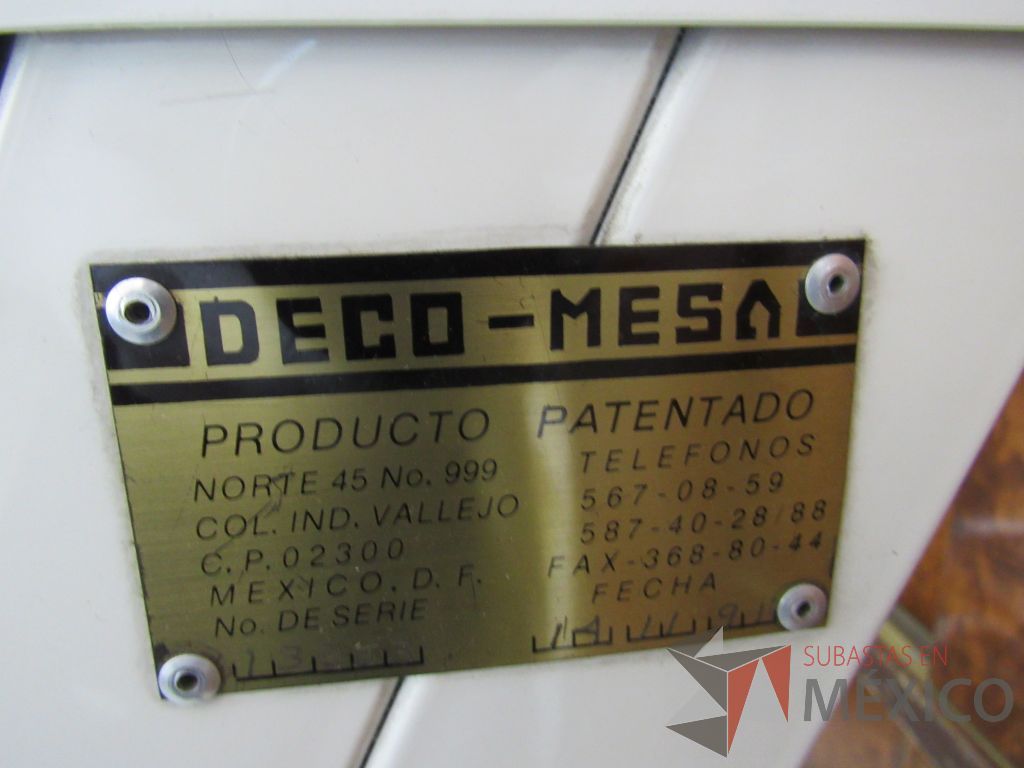 Lote 057 - Mueble de trabajo con cubierta color blanco, charola y repisa. - Imagen 2