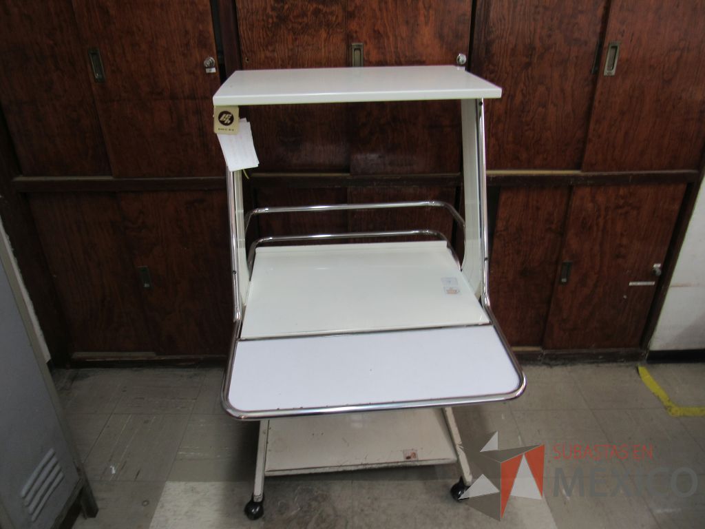Lote 057 - Mueble de trabajo con cubierta color blanco, charola y repisa. - Imagen 3