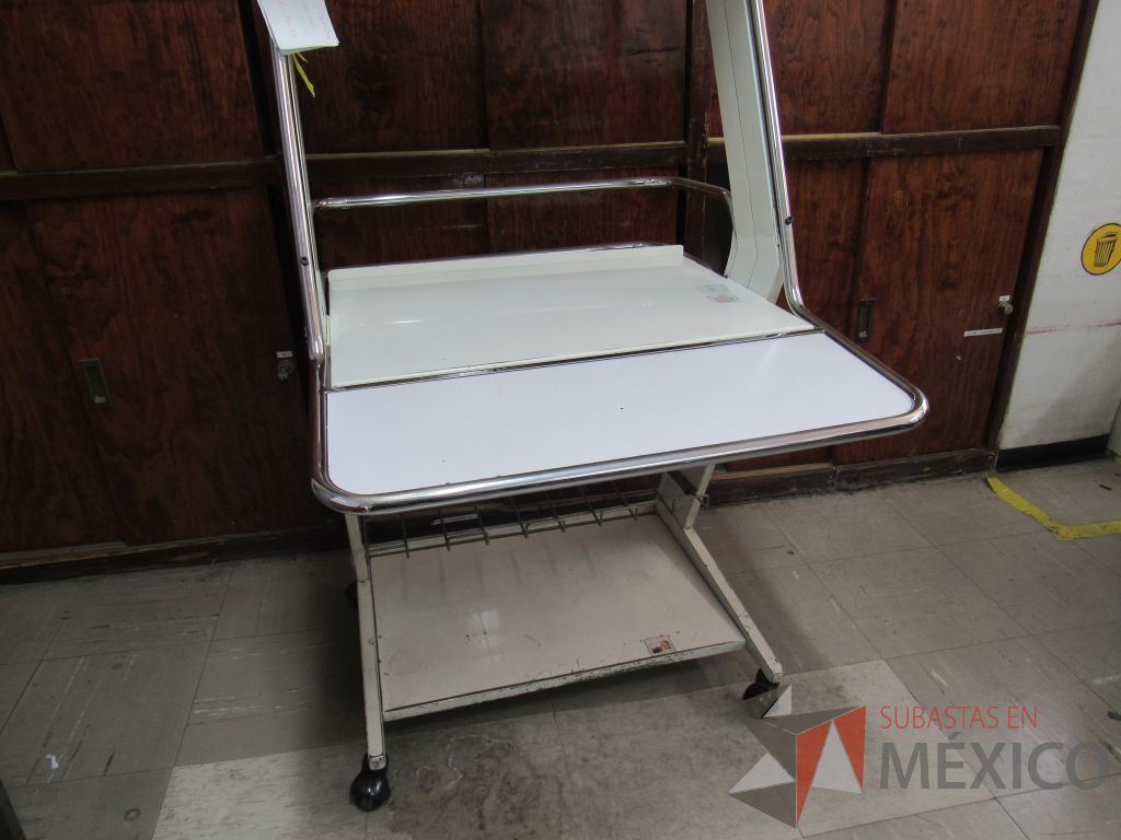 Lote 057 - Mueble de trabajo con cubierta color blanco, charola y repisa. - Imagen 4