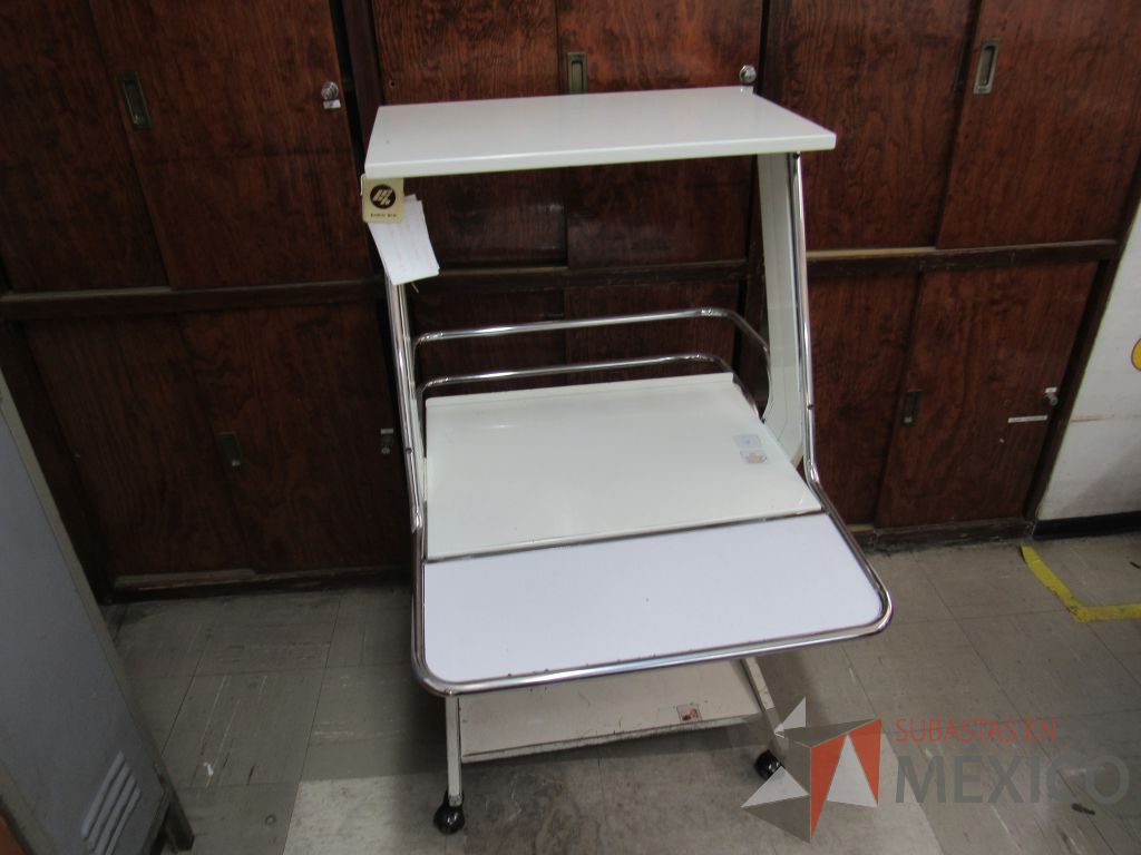 Lote 057 - Mueble de trabajo con cubierta color blanco, charola y repisa. - Imagen 5