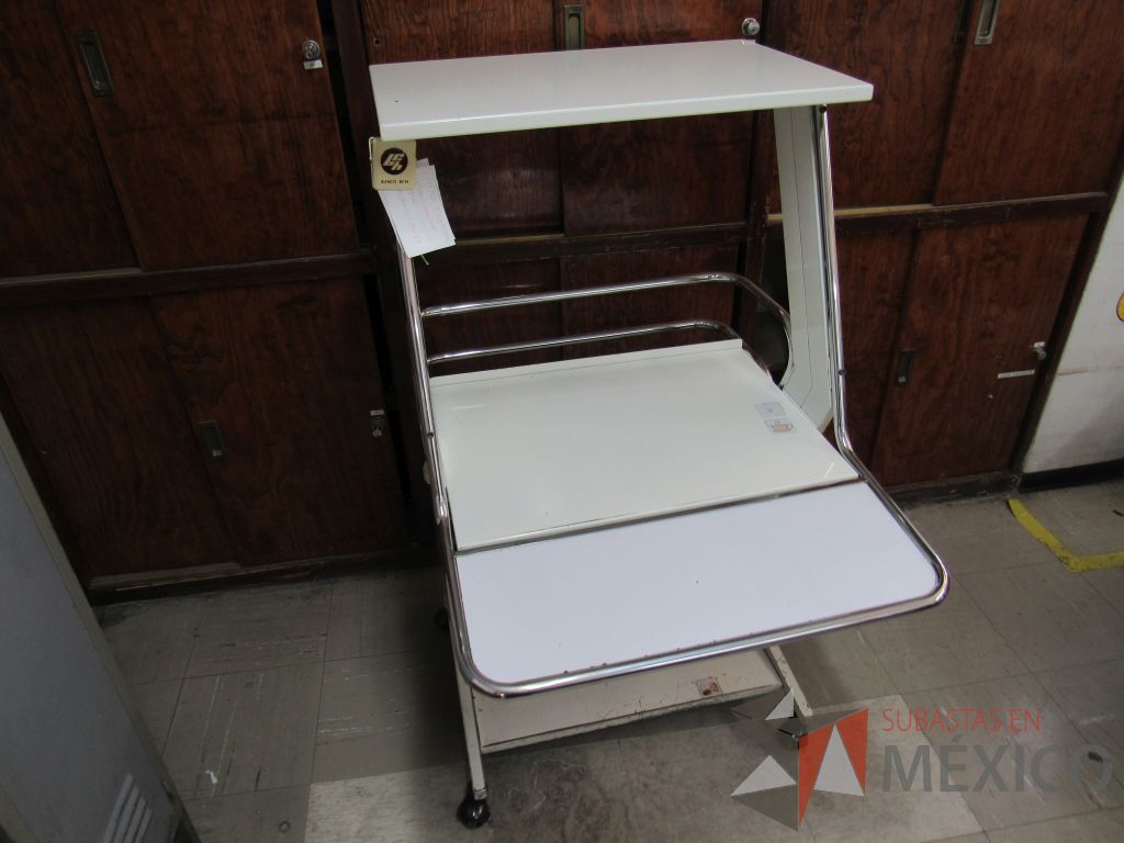 Lote 057 - Mueble de trabajo con cubierta color blanco, charola y repisa. - Imagen 6