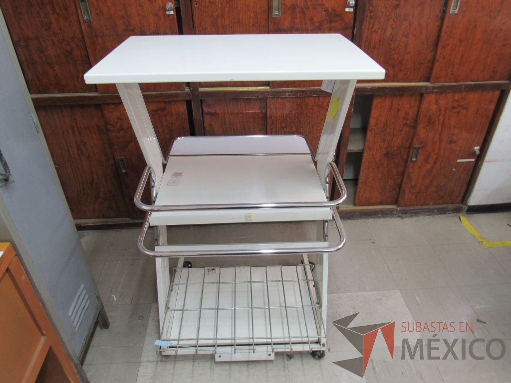 Lote 057 - Mueble de trabajo con cubierta color blanco, charola y repisa. - Imagen 8