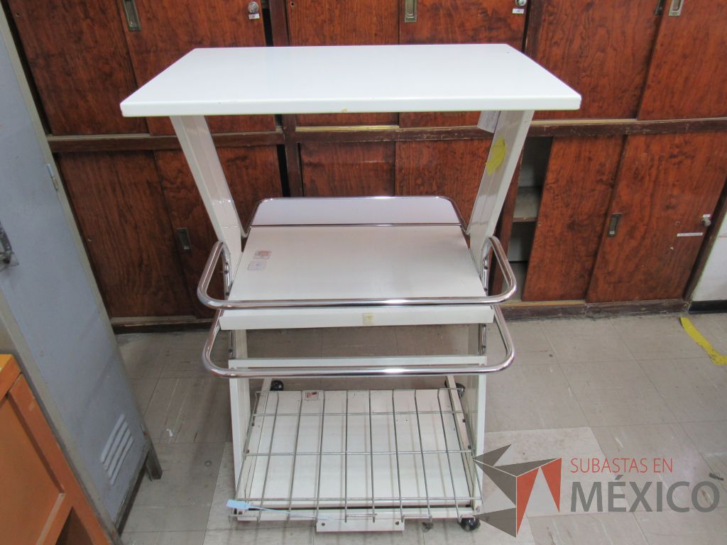 Lote 057 - Mueble de trabajo con cubierta color blanco, charola y repisa. - Imagen 9