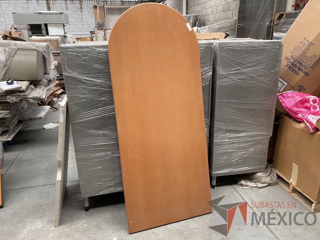 Lote 024 - 11 Cubiertas, 10 cajas con accesorios para mampara y 9 pata metálicas