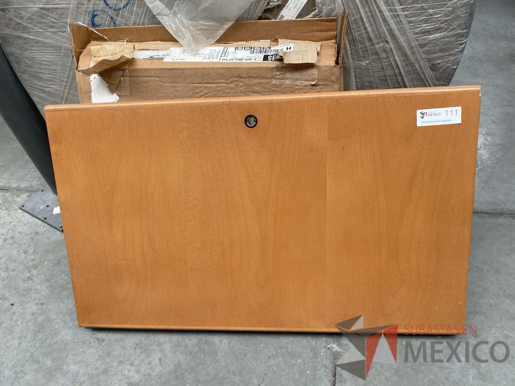 Lote 024 - 11 Cubiertas, 10 cajas con accesorios para mampara y 9 pata metálicas - Imagen 6