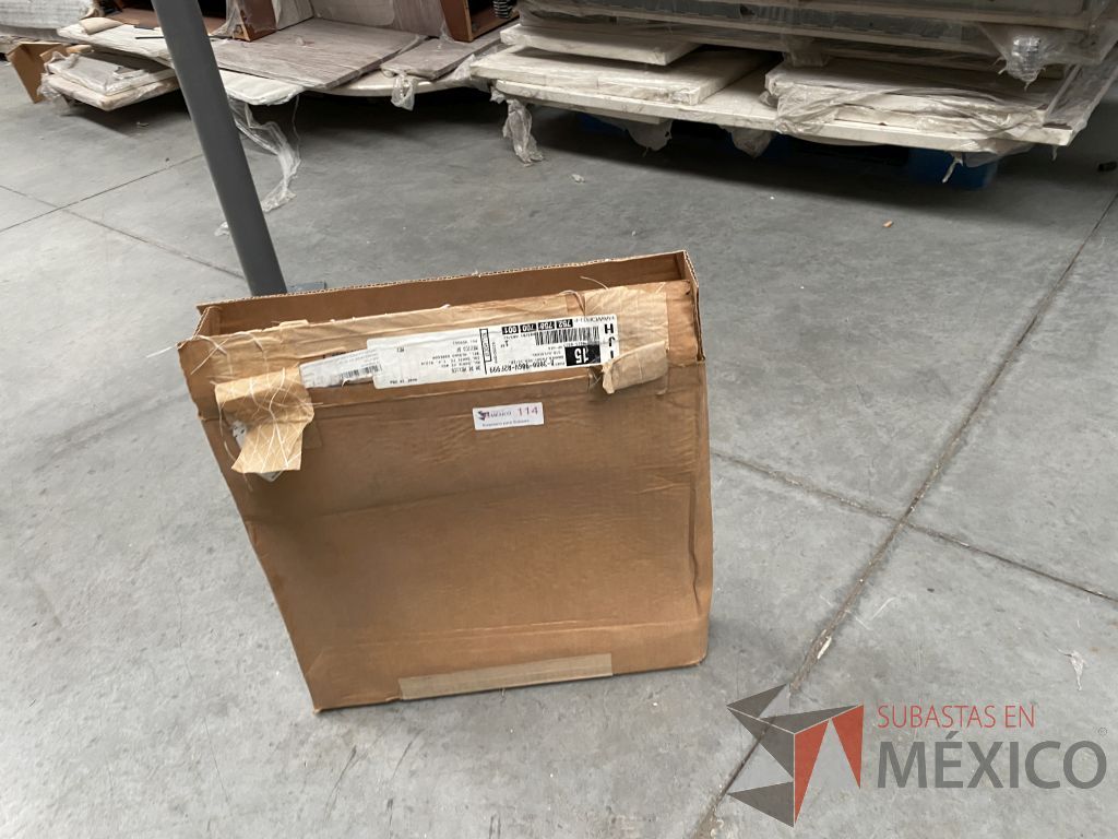 Lote 024 - 11 Cubiertas, 10 cajas con accesorios para mampara y 9 pata metálicas - Imagen 10