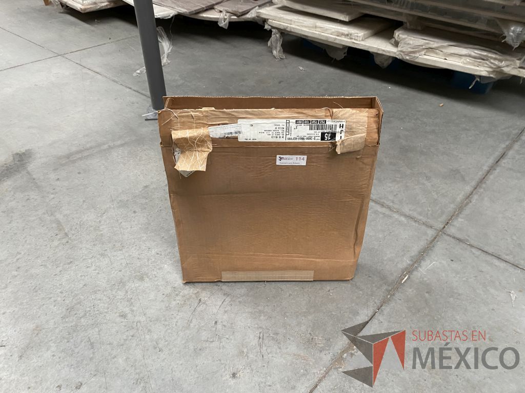 Lote 024 - 11 Cubiertas, 10 cajas con accesorios para mampara y 9 pata metálicas - Imagen 12