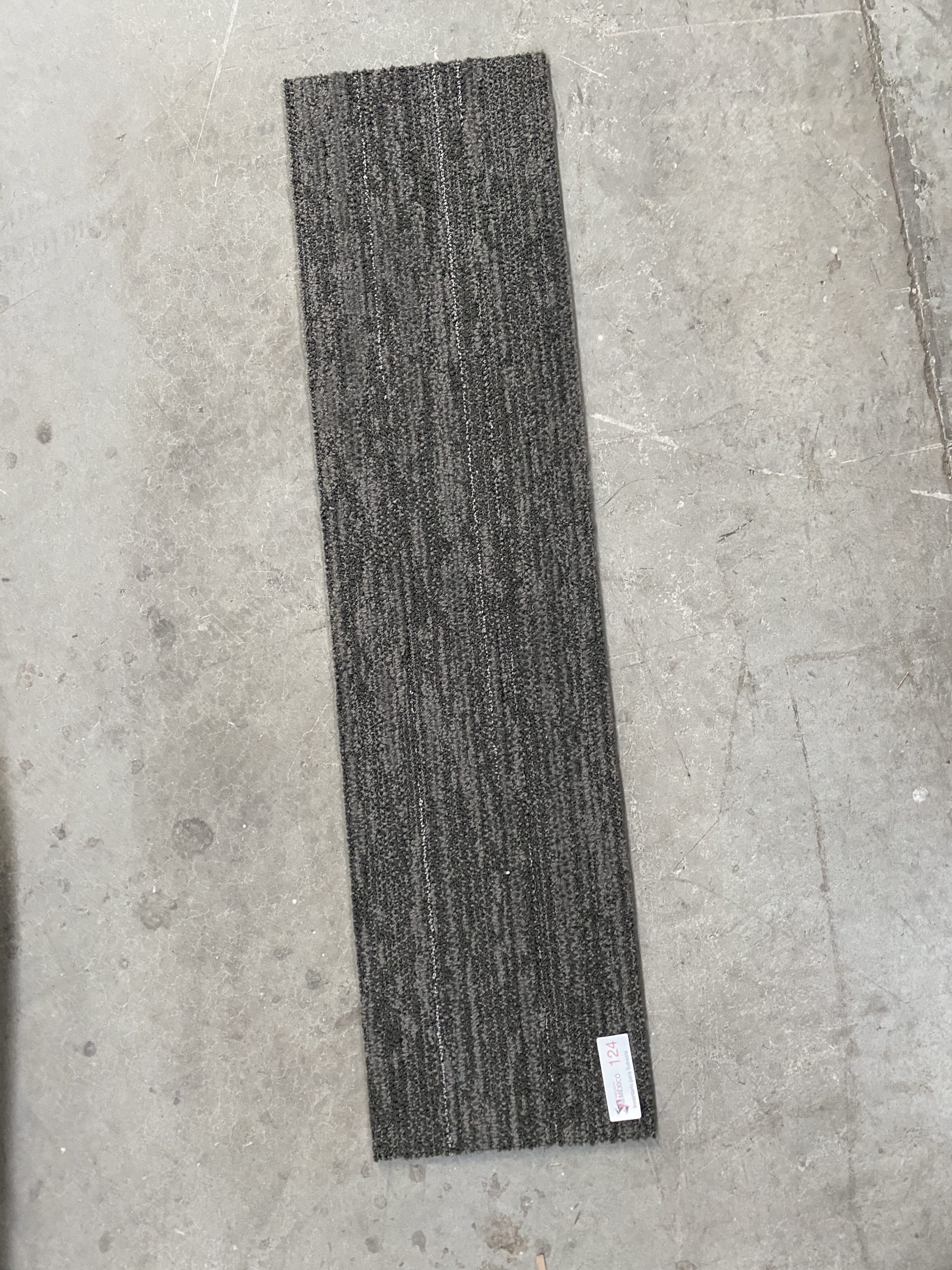 Lote 037 - 60 piezas de alfombra modular color gris, Modelo: QE0C414, 12.4 m2 - Imagen 2