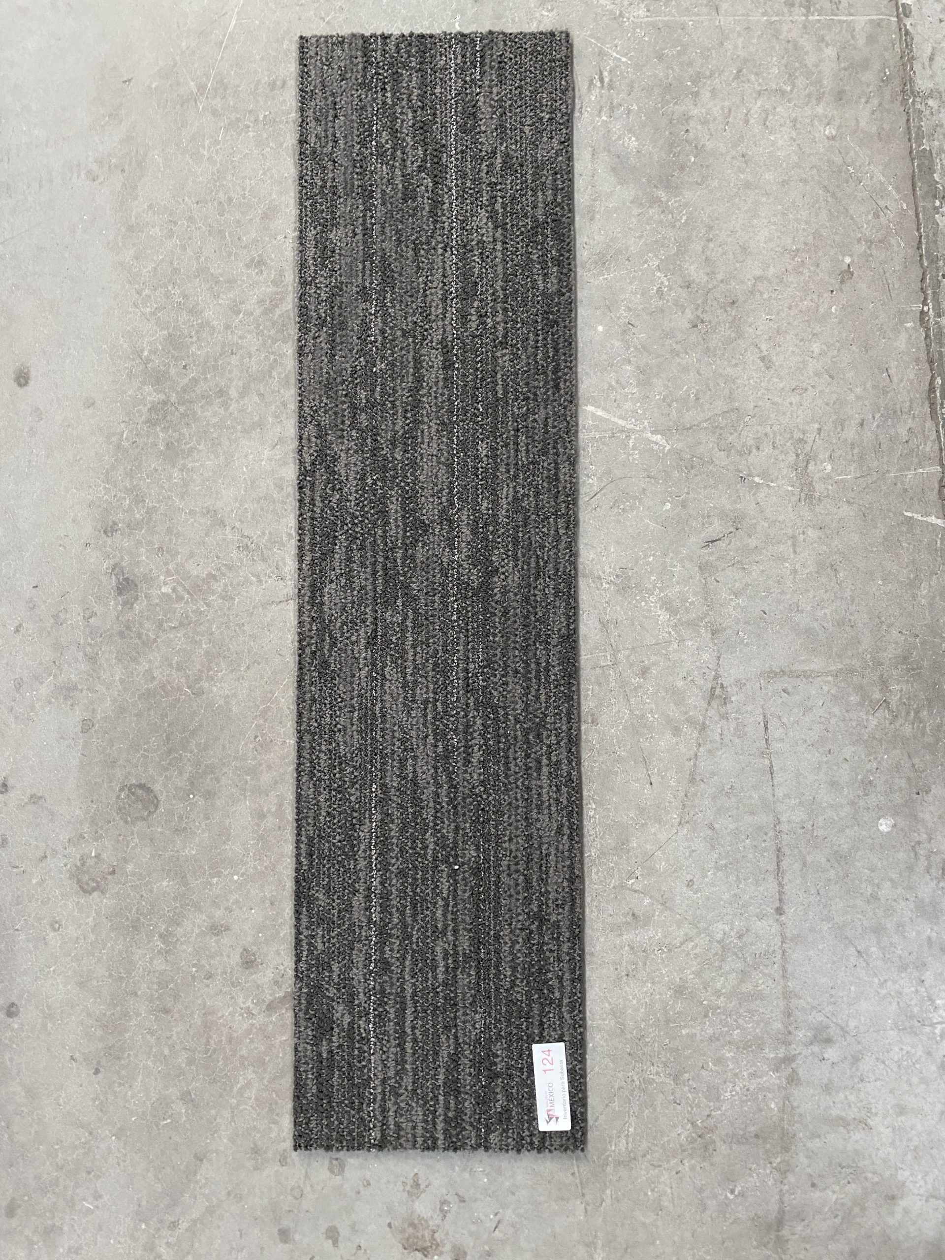 Lote 037 - 60 piezas de alfombra modular color gris, Modelo: QE0C414, 12.4 m2 - Imagen 3