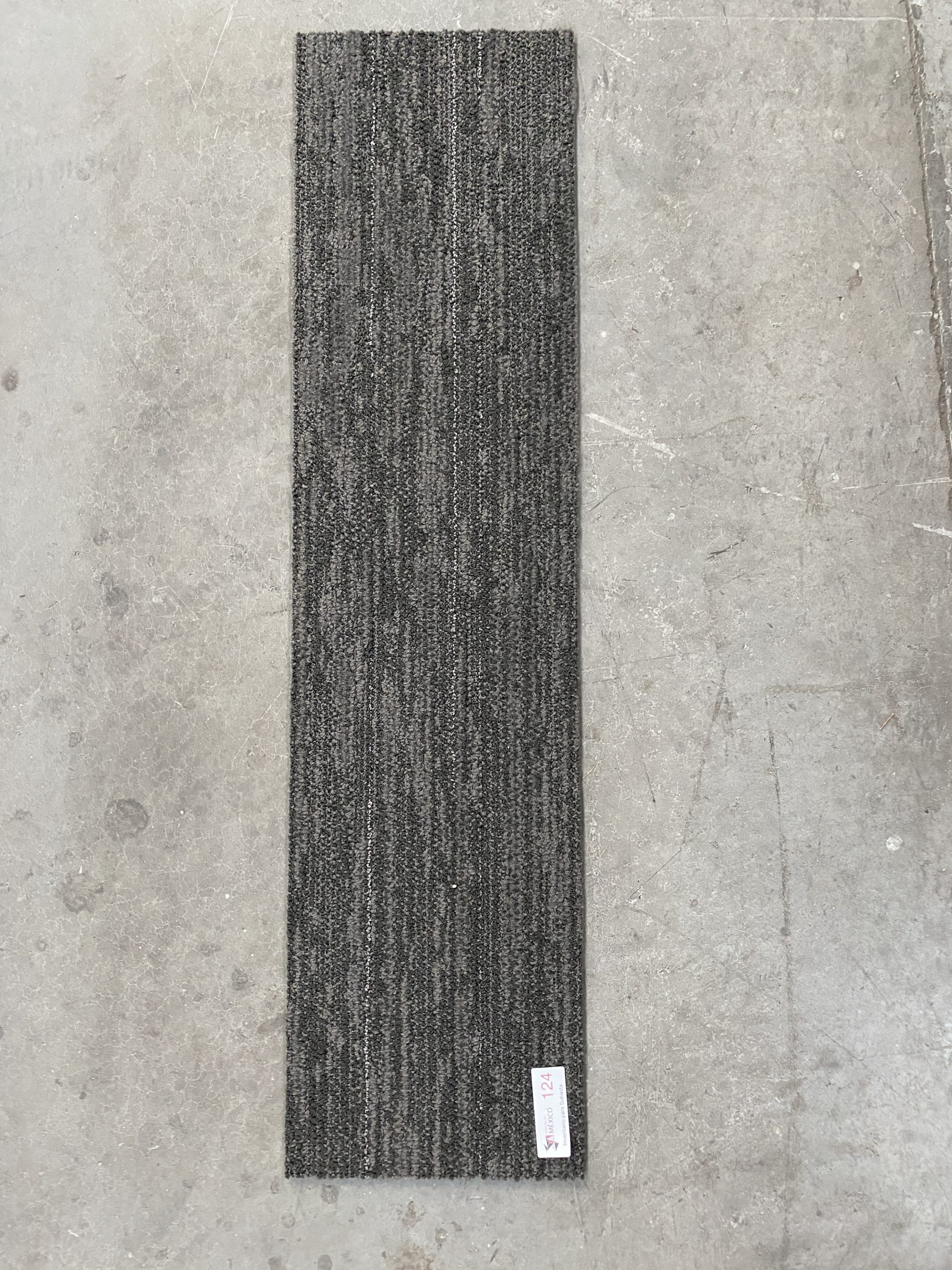 Lote 037 - 60 piezas de alfombra modular color gris, Modelo: QE0C414, 12.4 m2 - Imagen 4