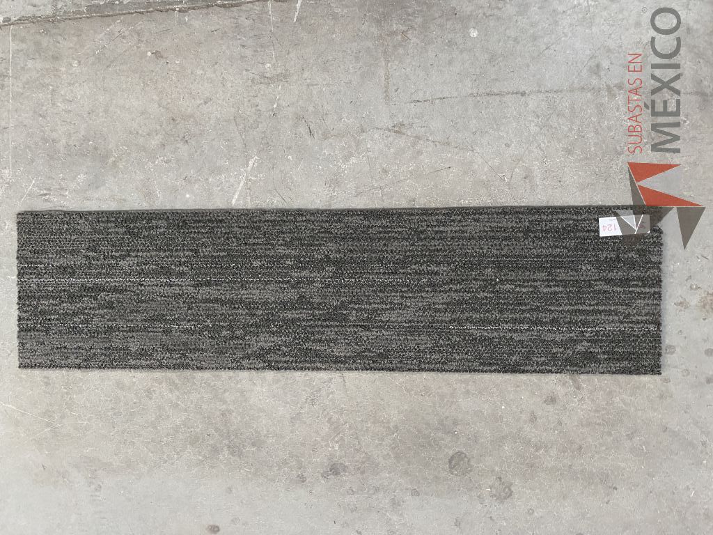 Lote 037 - 60 piezas de alfombra modular color gris, Modelo: QE0C414, 12.4 m2