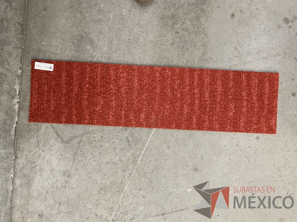 Lote 043 - 23 piezas de alfombra modular color rojo, Modelo: QE09GK0, 4.8 m2 - Imagen 2