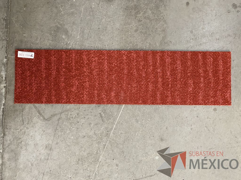 Lote 043 - 23 piezas de alfombra modular color rojo, Modelo: QE09GK0, 4.8 m2 - Imagen 3