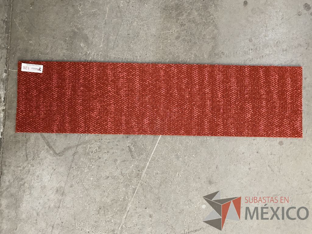 Lote 043 - 23 piezas de alfombra modular color rojo, Modelo: QE09GK0, 4.8 m2