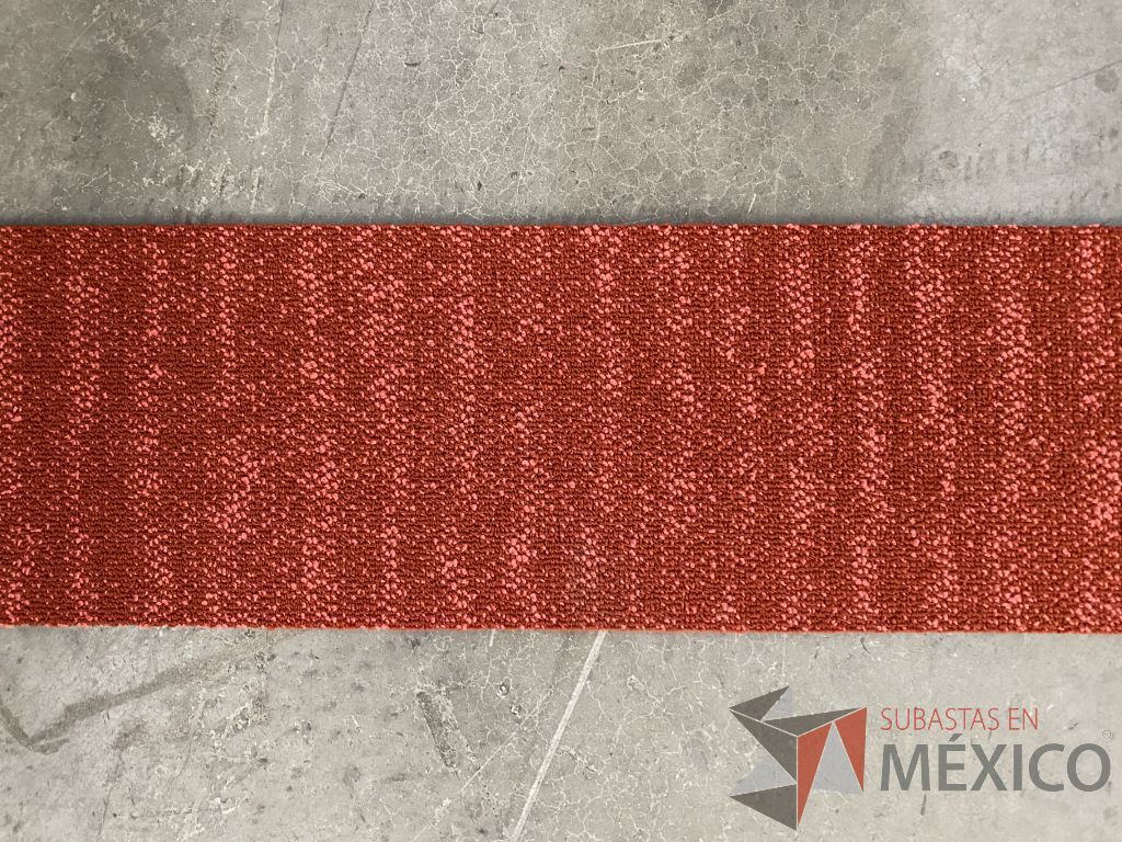 Lote 043 - 23 piezas de alfombra modular color rojo, Modelo: QE09GK0, 4.8 m2 - Imagen 4