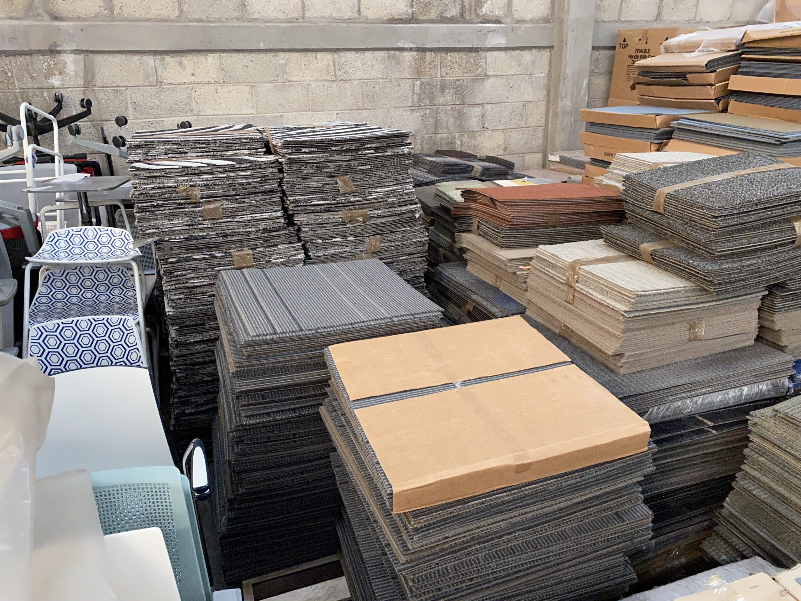 Lote 017 - 100 piezas de alfombra modular color gris, 30.5 m2 - Imagen 2