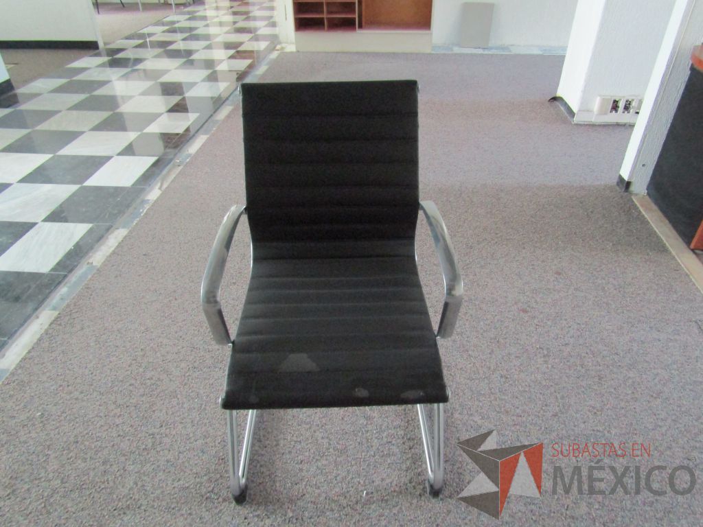 Lote 033 - 8 Silla de visita tipo trineo,con asiento y respaldo tipo piel color negro. (en mal estado)