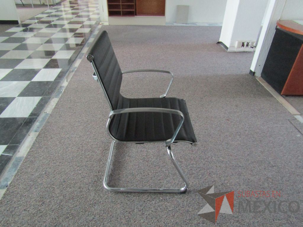 Lote 033 - 8 Silla de visita tipo trineo,con asiento y respaldo tipo piel color negro. (en mal estado) - Imagen 6
