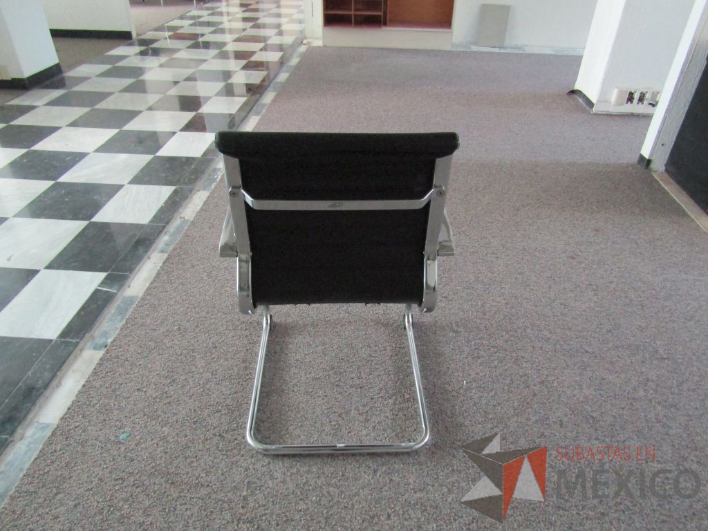 Lote 033 - 8 Silla de visita tipo trineo,con asiento y respaldo tipo piel color negro. (en mal estado) - Imagen 7