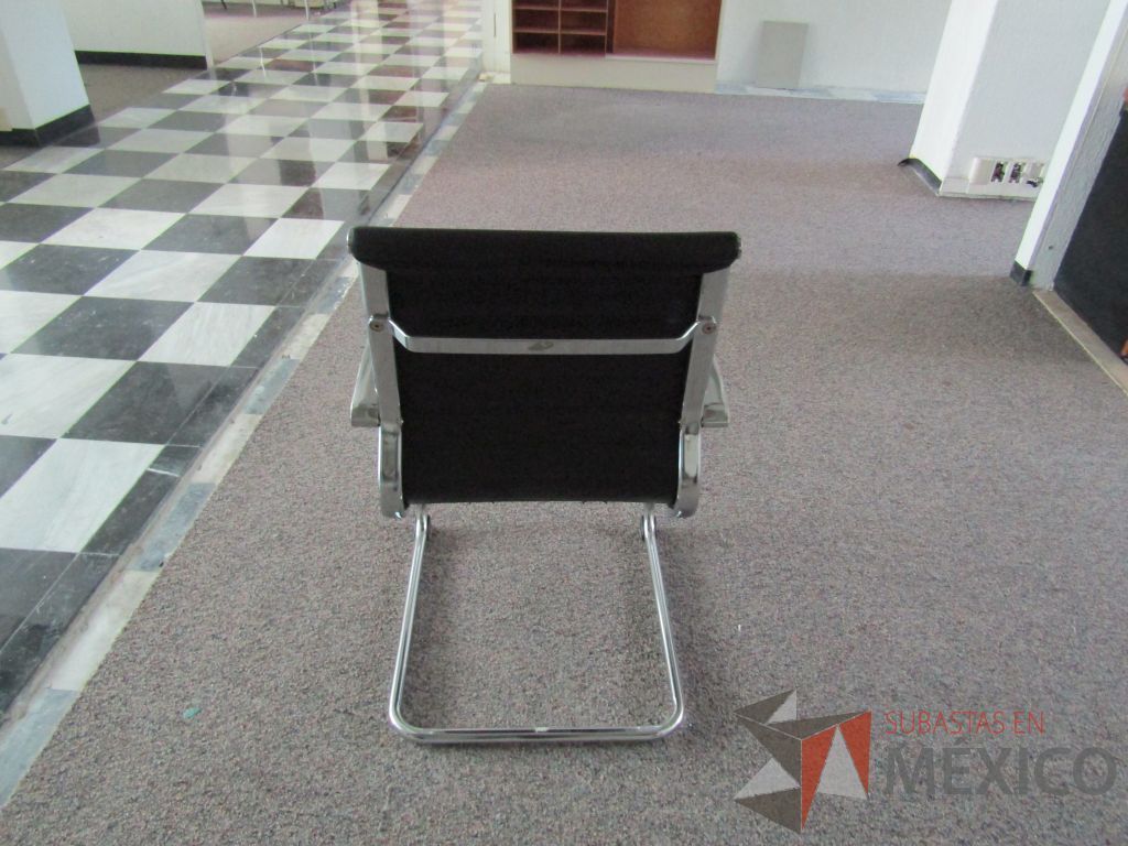 Lote 033 - 8 Silla de visita tipo trineo,con asiento y respaldo tipo piel color negro. (en mal estado) - Imagen 8