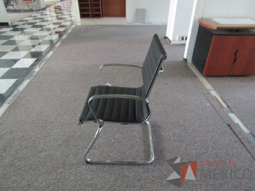 Lote 033 - 8 Silla de visita tipo trineo,con asiento y respaldo tipo piel color negro. (en mal estado) - Imagen 9
