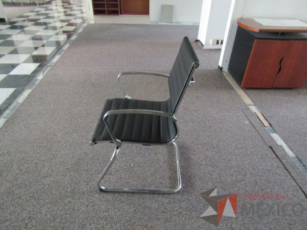 Lote 033 - 8 Silla de visita tipo trineo,con asiento y respaldo tipo piel color negro. (en mal estado) - Imagen 10