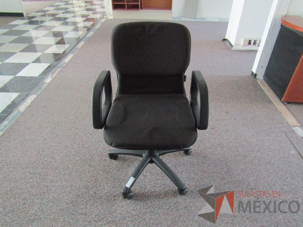 Lote 037 - 6 Sillas operativas con ruedas,descansabrazos fijo,asiento y respaldo en tela color negro. - Imagen 2
