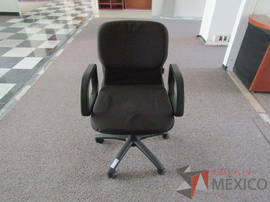 Lote 037 - 6 Sillas operativas con ruedas,descansabrazos fijo,asiento y respaldo en tela color negro. - Imagen 3