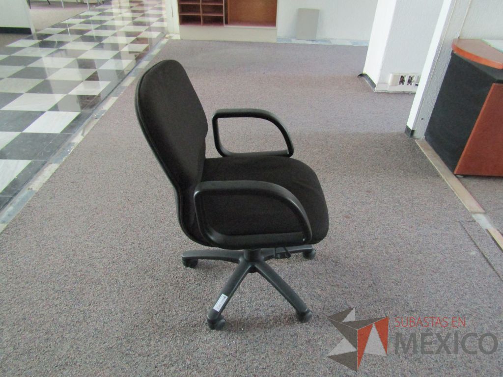 Lote 037 - 6 Sillas operativas con ruedas,descansabrazos fijo,asiento y respaldo en tela color negro. - Imagen 4