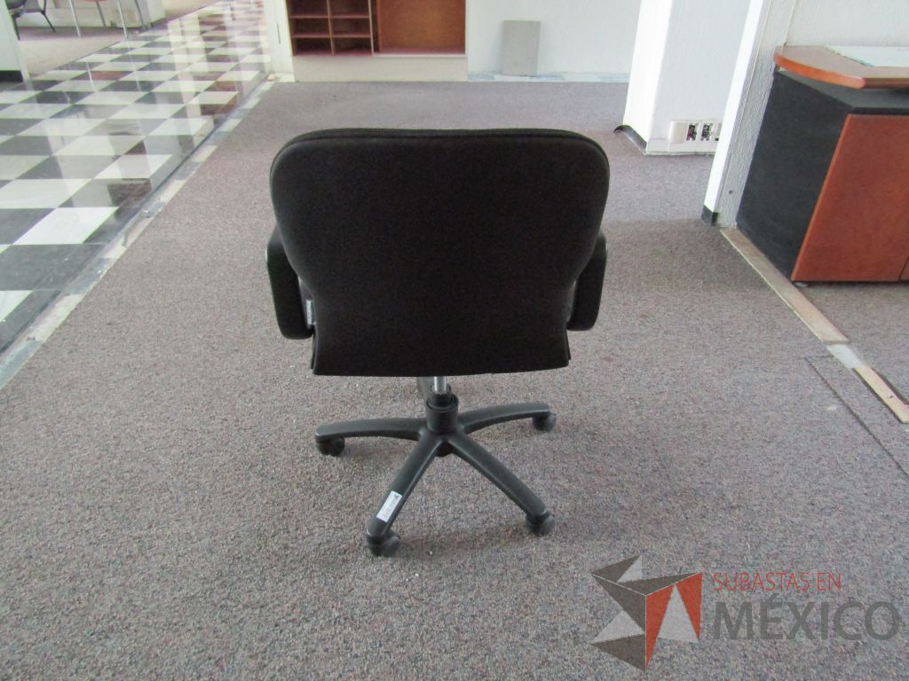 Lote 037 - 6 Sillas operativas con ruedas,descansabrazos fijo,asiento y respaldo en tela color negro. - Imagen 6