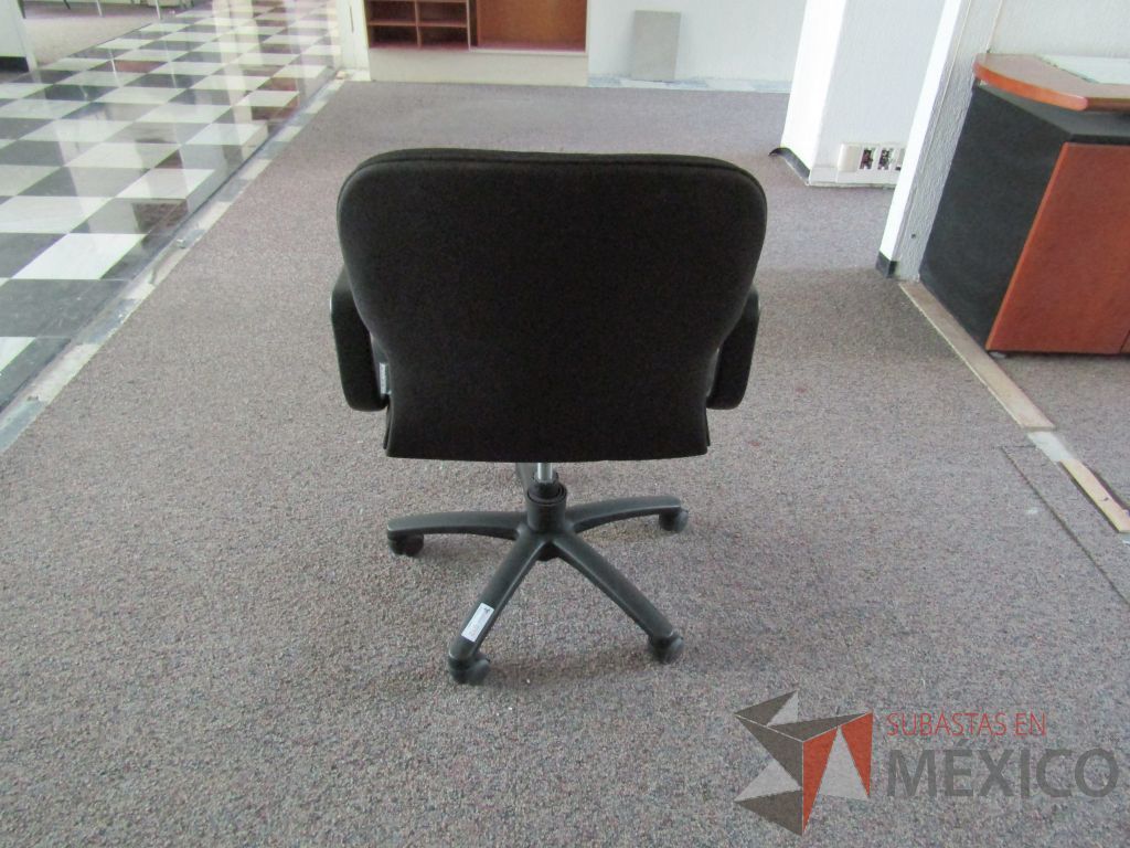 Lote 037 - 6 Sillas operativas con ruedas,descansabrazos fijo,asiento y respaldo en tela color negro. - Imagen 7