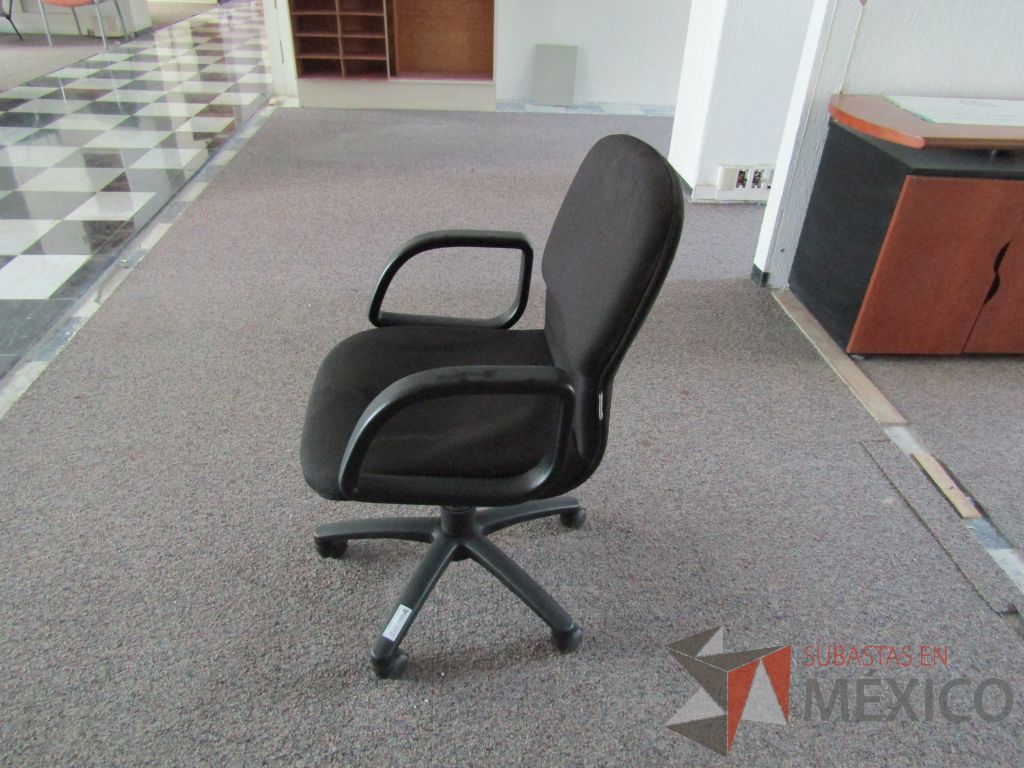 Lote 037 - 6 Sillas operativas con ruedas,descansabrazos fijo,asiento y respaldo en tela color negro. - Imagen 8