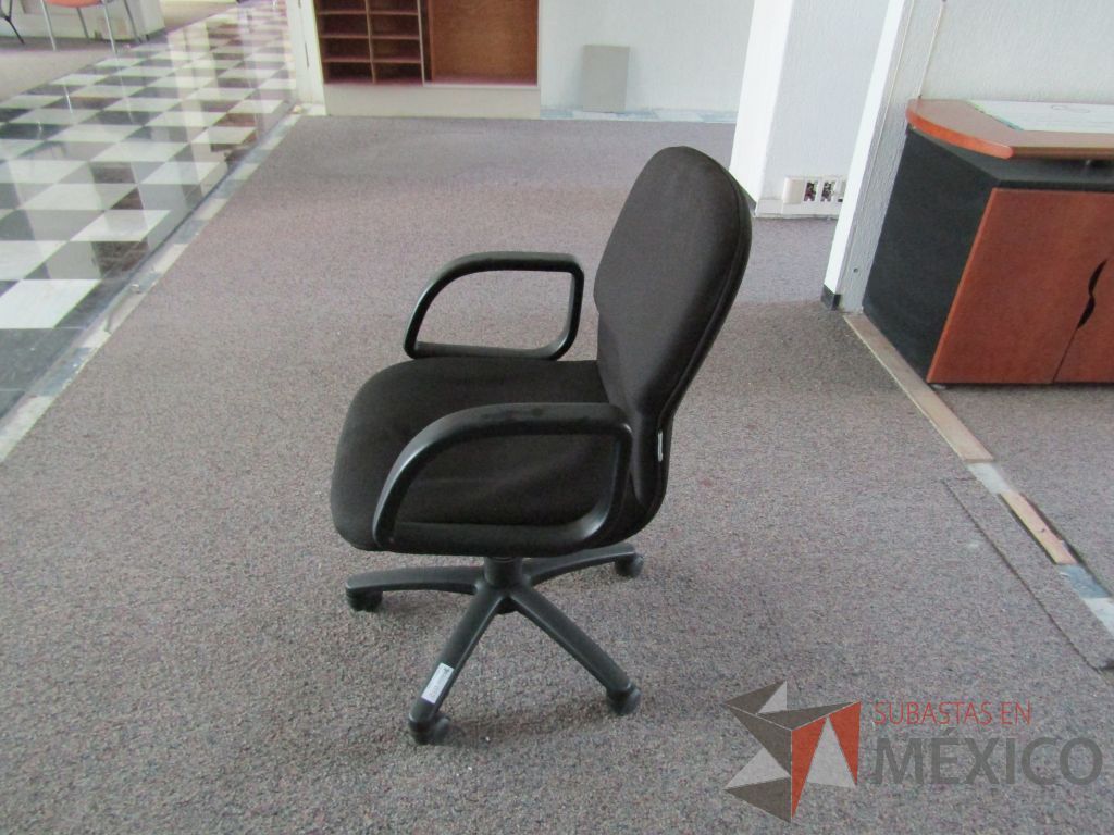 Lote 037 - 6 Sillas operativas con ruedas,descansabrazos fijo,asiento y respaldo en tela color negro. - Imagen 9