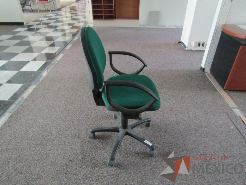 Lote 038 - 3 Sillas secretariales con ruedas,descansabrazos fijo,asiento y respaldo en tela color verde. - Imagen 3