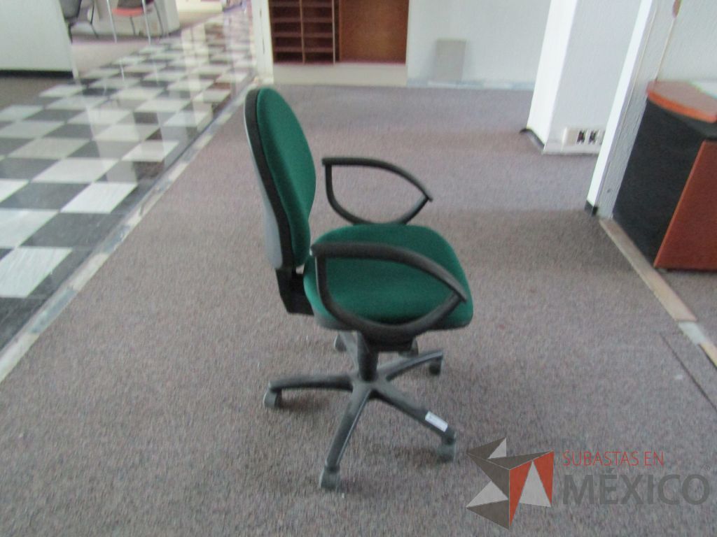 Lote 038 - 3 Sillas secretariales con ruedas,descansabrazos fijo,asiento y respaldo en tela color verde. - Imagen 4